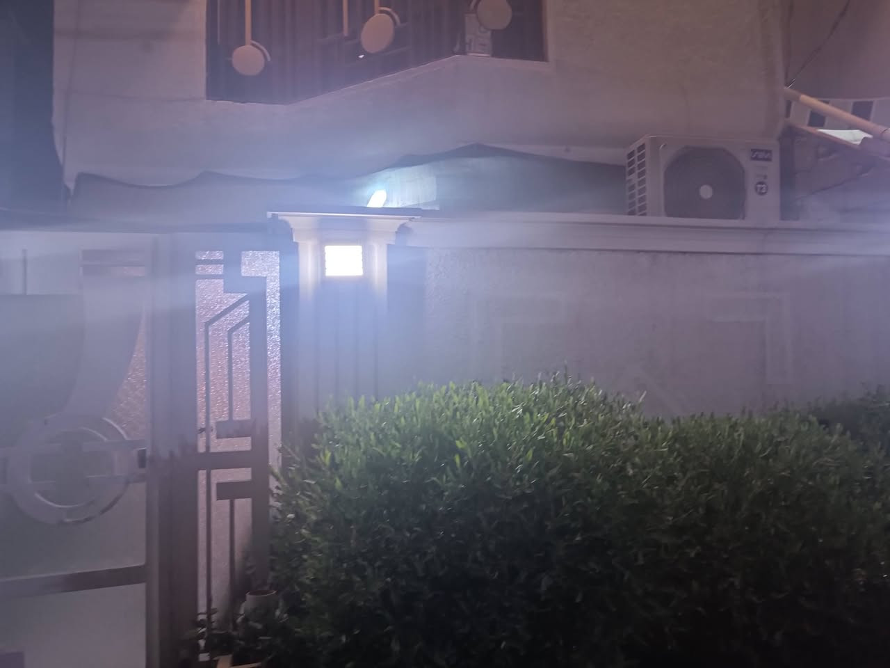 السلام عليكم بيت للبيع طابو زراعي سند25
طابقين مع كراج واستقبال منفصل حمام عدد3
غرفه عدد 3
ارضيه بورسلين جديد 
المساحه 125
ماء مجاري وكهرباء البيت ماناقصه شي 
العنوان كربلاء الحر الصغير شارع المستوصف  للتفاصيل اتصل على الرقم  ***********

