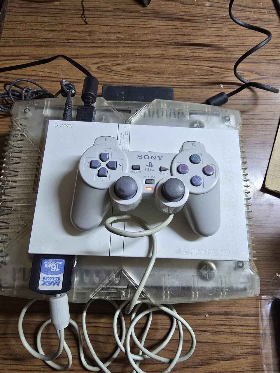 متاح ps2 جهاز سحبة كلش قوي ويا ٦ اقراص اصلي جوستك اصلي ميموري اصلي  السعر ٧٠ الف ***********
