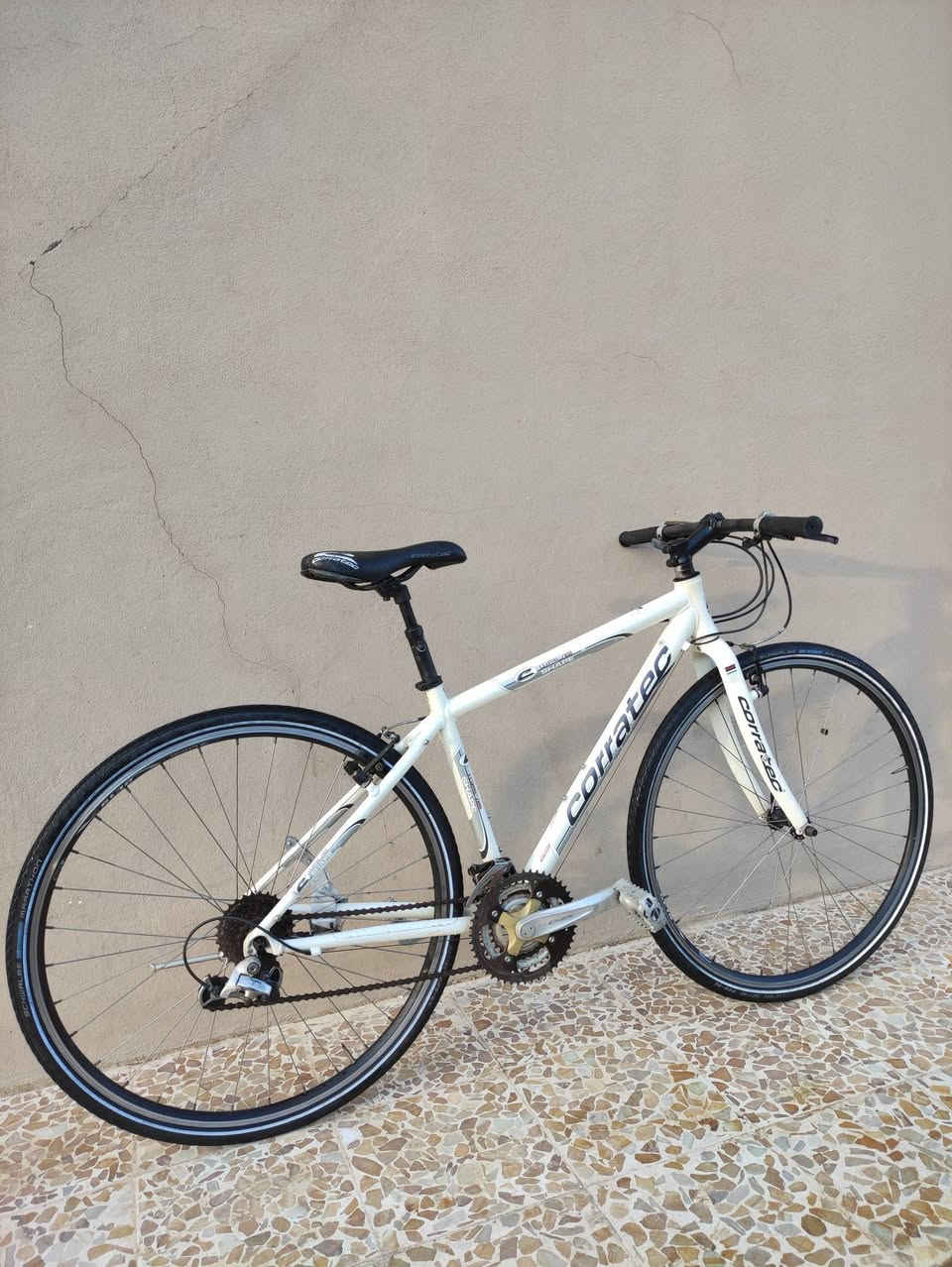 السلام عليكم
دراجة ماركة كوراتيك #corratec صنع ألماني اصلي جيرماني🇩🇪

حجم 28 (C700) .فوول المنيوم خفيف جدا...لشة مضلع حديث

لون ابيض اوف وايت مع تطخيمات اسود وسلڤر وختم جيرماني

سستم شيمانو كامل سيت سورا #SHIMANO_SORA سلس جدا

بدالات السرعة 8X3 سحب دفع #شاشة حديث سرعه وسلاسه 

بريكات سستم #PROMAX بروماكس مع فحمات اصلية شركة 

وياله اصلي زوم طبقتين مصممه لتحمل الاوزان الثقيلة والطسات  

تايرات كتان اصلية ماركة  شوالبي ماراثون #SHWALBE_MARATHON مع خط فسفوري ليلي مضيئ

سرج طبي اصلي مختوم ختم الشركة المصنعة #corratec

مع دبل هوائي بلسرج لامتصاص الصدمات والطسات 

ستيرن رياضي نفخ اصلي...كمبليونات ويالة ..سرج آلنكي قفل 

🔴الدراجه قطعه مال حاويه غير مستخدمه داخل العراق 
     الدراجه وضع شركه ما مبدل بيها برغي ليبل واحد ختم
     واحد ما بيها اي نقص كامله وجاهزة ع الاخير 

المكان موصل الجانب الايسر ..السعر 170(ثابت_قفل)

يوجد توصيل بغداد وجميع المحافضات العراقيه

رقمي للتواصل ***********
