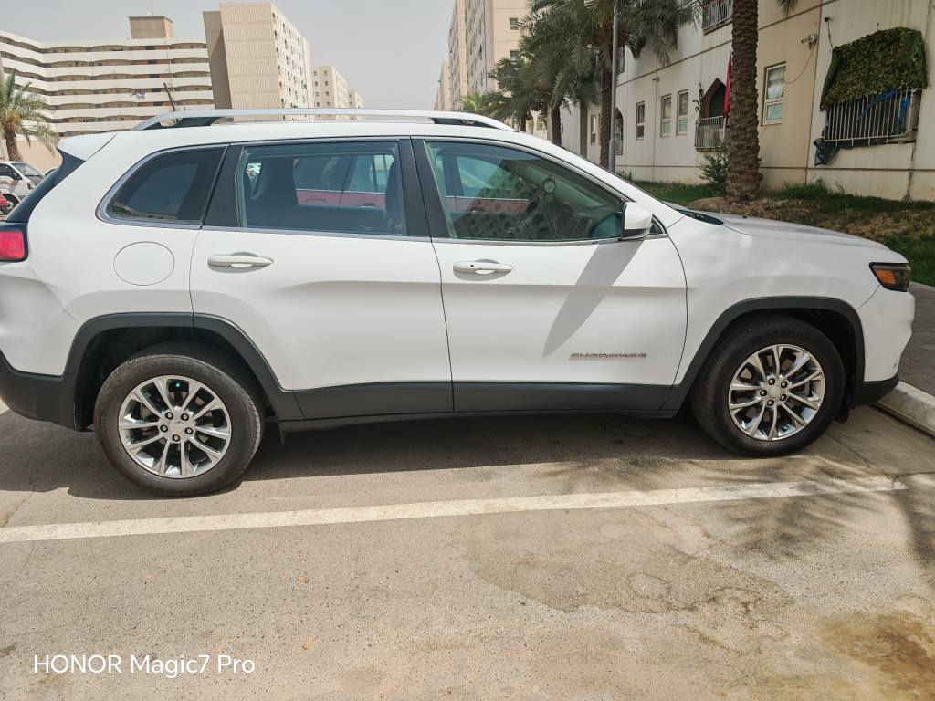 جيب شيروكي بزون 2019 للبيع
المواصفات 
محرك 4 سلندر اقتصادي 2400
كشنات جلد 
هاندبريك كهربائي
كامرة خلفية
شاشة كبيرة لمس
تبريد قطعتين
حساسات خلفية عمل
كشن السايق كهربائي 
لايتات + كشافات زينون ابيض
تحكم ستيرن 
مثبت سرعة
مانع انزلاق +ABS

وارد امريكي
الضرر جاملغ امامي فقط
وهنا بالعراق صارت عندي ضربة بالدعامية خفيفه وشخط بباب السائق يتصلح بارد
السيارة ماشيه 88 الف ميل

السعر  115 وبيه مجال 
مكان السياره بغداد بسماية

للاستفسار التواصل على الخاص او الواتس اب والسيارة باسمي رقم اربيل
***********

رقم الشاصي والصور مال تصليح الحادث مرفقة
‏1c4pjllbxkd154351 بغداد, العراق
