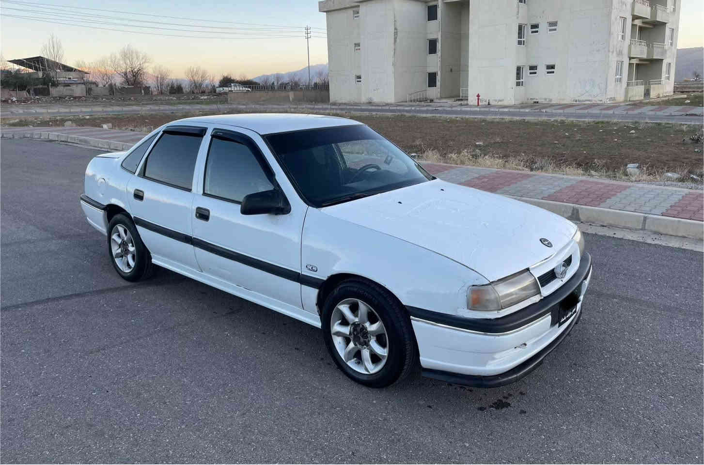 ئوپل موديل١٩٩٣
علوج
مةكينه٢٠  سافة 
گيرو مةكينه بةشةرت
موسوبراوة بةشةرت
خايسي  و زروي نيه
توندو تول
چوار تا ويلي بيكاشوي خاوين
تيبيني سةيارةكك علوجة و بةشةرتي كيشةي مةدةني
سعري20 
*********** بشدار, السليمانية
