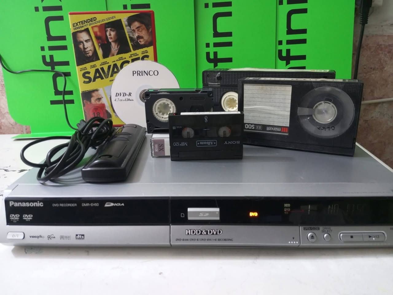 اعادة النشر بسبب الوعود الكاذبة.......دفيدي بانسونيك ياباني ريكورد  مع ملحقاته كامله ...الجهاز ..خاصيه التسجيل على القرص وعلى الهارد.. يحتوى على هارد ديسك خزن داخلي بلاد ..وكذالك يحتوي على مدخل رام ميموري لعرض  محتوى بطاقه الذاكره...الجهاز عرض وتسجيل...تكدر تربط عليه  فديو كاسيت أو كامره رقميه أو مرئيه أو ستلايت. .وتنسخ محتوى الشريط  إلى  القرص أو الهارد وتكدر تحتفظ بيه. كارشيف بالجهاز حسب. رغبتك...يعني تكدر  تحول اي  محتوى  عائلي الخاص  بيك. وتنقله إلى القرص أو الهارد...وتحافظ على خصوصيتك وانته مرتاح وعلى ايدك وبدقه عاليه .....جهاز بلادي بدون اي  صيانه أو عطل اطلاقنا مع الضمان..... يوجد مقطع فديو لعمل الجهاز بالكامل وكيفية إستخدامه وآلخزن على القرص. بعد الحجز والاتفاق..السعر وباقي التفاصيل على الخاص.


**إذا كنت صاحب هذا الإعلان وتريد حذفه لأي سبب، رجاءا أرسل رسالة إلى الدعم الفني**