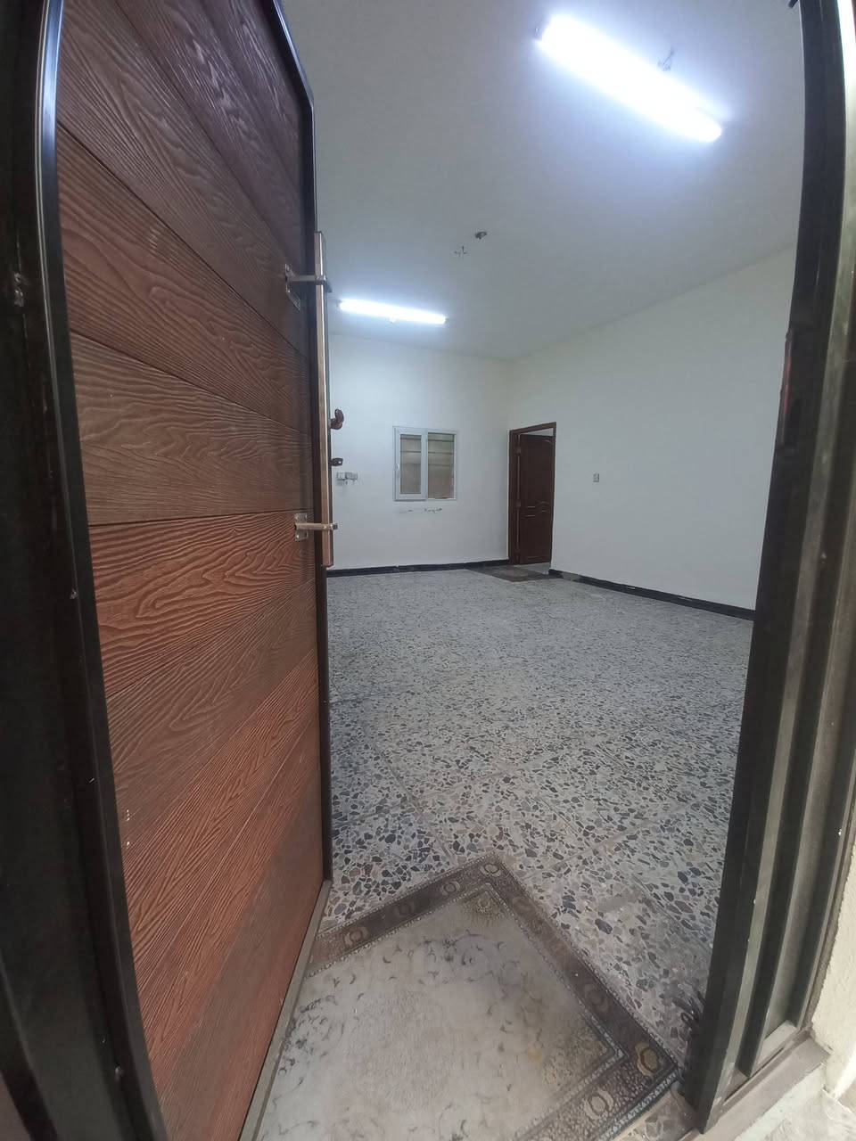 السلام عليكم للبيع بيت
مساحه ١٢٠ واجهة ١٢ مسلح 

مكانه بغداد الكريعات بضهر شارع المعارض ماليه

البيت نضيف وفارغ 

خدمات كامله 

جاهز للسكن 
السعر 40 

الاستفسار 

***********
