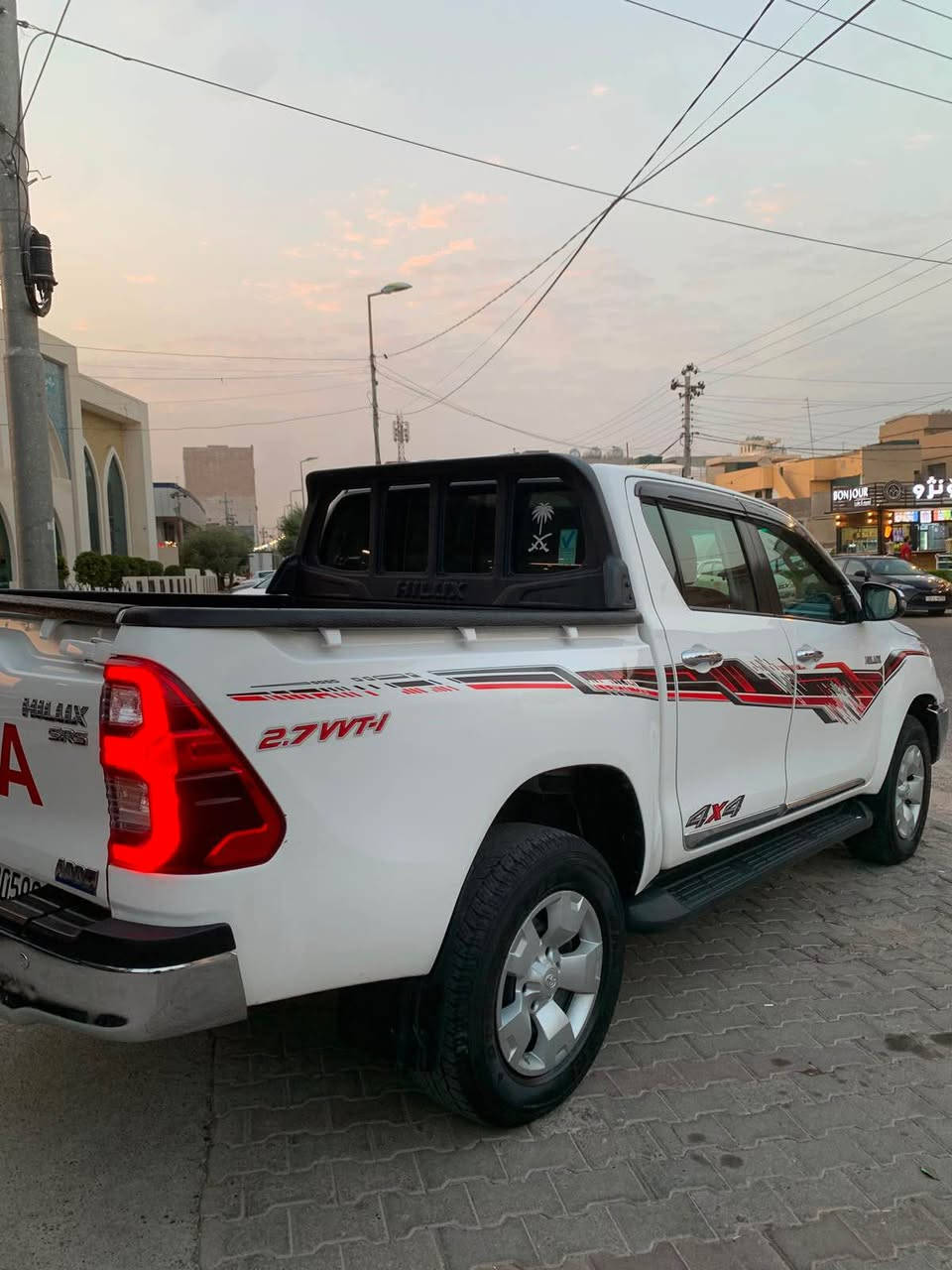 Toyota Hilux 2021 شەریکە جیهان 
دەرکەی سایەق بستەک PDR 
بۆدی پشتی دوو بست تعدیل 
بێ ژورێ بێ ئێڕباگ 
مەکینەی V4 ی کەپس 
رەقەم هەولێر سەنەوی نوێیە 
١٣٨ هەزار کم رۆیشتییە گێڕ عادی 
نرخی ٢٤٥ وەرەقە و مەجال
***********📞 أربيل, العراق
