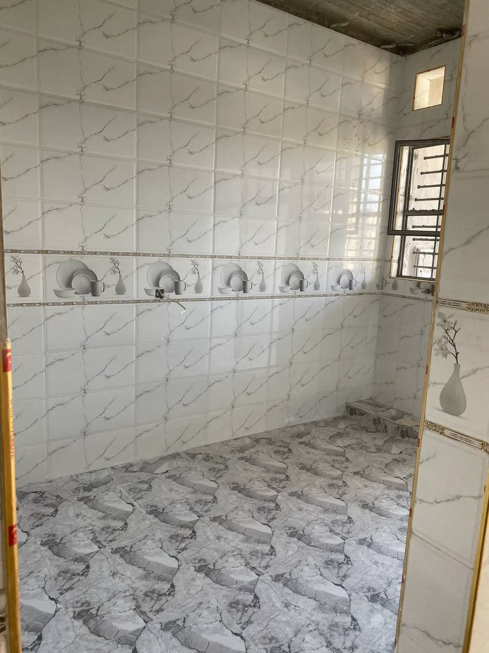 اصطه سيراميك متفرغ حاليا جدار وارضيه كوبنات عل متر ***********.  ***********
