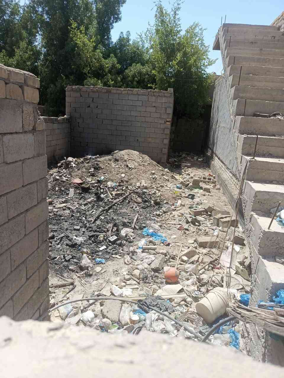 قطعه البيع يم مجسر اسكان الصناعية مساحتها 119 متر كل الخدمات موجود تبعد عن الشارع 15 متر  طريق المشايه  الستفسار عل رقم ***********
