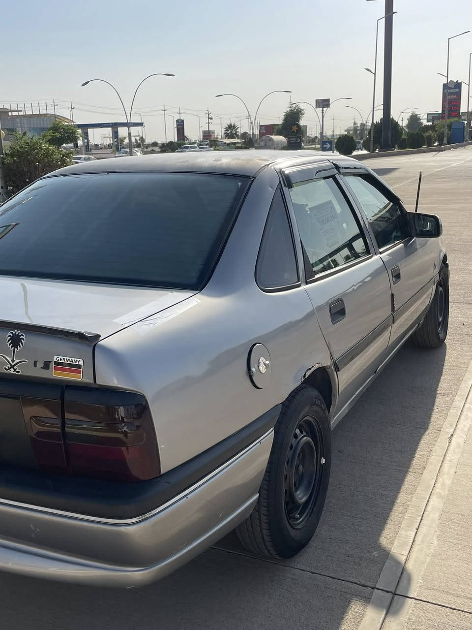 سلام عليكم 
اوبل فكترا موديل 1993 
لون رصاصي 
محرك 20
كير عادي
كير ومكينه شرط 
سياره بلاديه بدون صبغ 
سنويه ساقط 2024 شرط التحويل 
السعر 42 ومجال مكان السياره كركوك 
للاتصال على الرقم ***********
