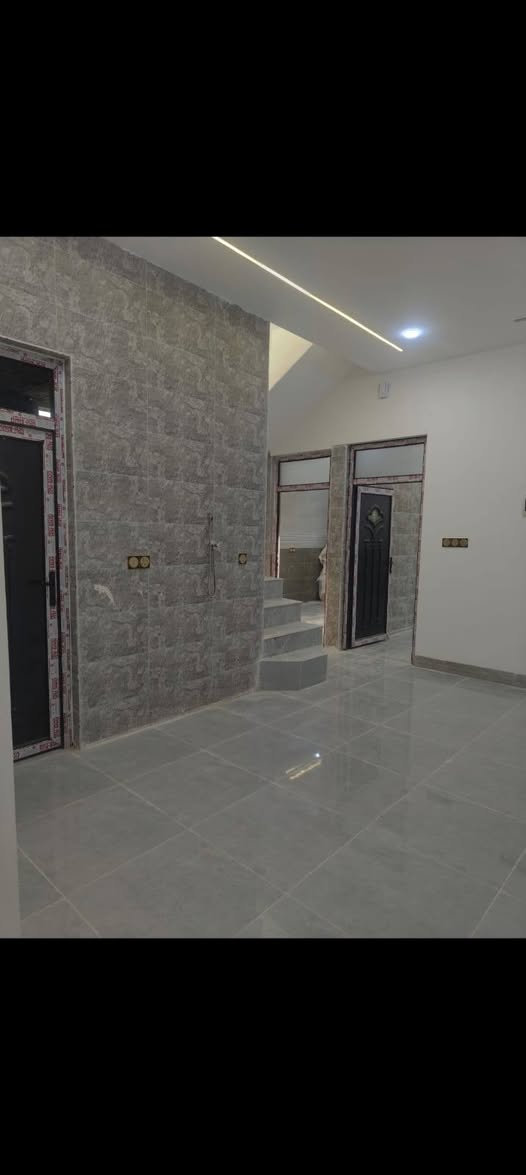 دار للبيع كارت سكني ماشية معاملة تمليك قرار 20

الدار #فول #زيرو بعدة ما مسكون بناء #حديث 

حي السماح ال90 موقع درجه اولئ مساحة 150 متر

علئ يمين الفرع مدرسة الصينية يسار مستوصف السماح

خلف الدار مباشر سايدين 60 الحولي

اتجاء غروب كامل خدمات 

يتكون من غرفتين نوم هول ستقبال وبيتونة 

غرفه بيها سويت صحيات داخل وخارج 

السقف جبس بورد 

#السعر 77 مليون 🇮🇶

***********📞

 ***********📞

 *********** 📞
