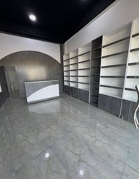 ديكور صيدلية حديث وجاهز للبيع بتصميم عصري وأنيق، تشطيبات فاخرة وأرفف م...