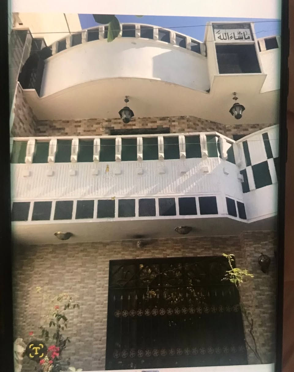 دار حديث طابو للبيع في الامين فرع مول الامين قرب سوق الشهداء
١٥٠ متر بالسند. لكن واقع حال ٢١٠ متر واجهة ١٠ متر  رصيف امام البيت اكثر من ١٠ متر   
البيت يتكون من وحدتين سكنية  مساحة البناء ١٥٠ متر اكل وحدة سكنية والباقي كراج وحديقة  
الارضي  فيه ٢ غرفة نوم  واستقبال ومطبخ وصحيان وصالة ودرج دايري  و٢ منور 
الطابق الاعلى استقبال ونوم ومطبخ وصحيات 

السعر ٣٧٥ مليون 

للاستفسار  ***********
