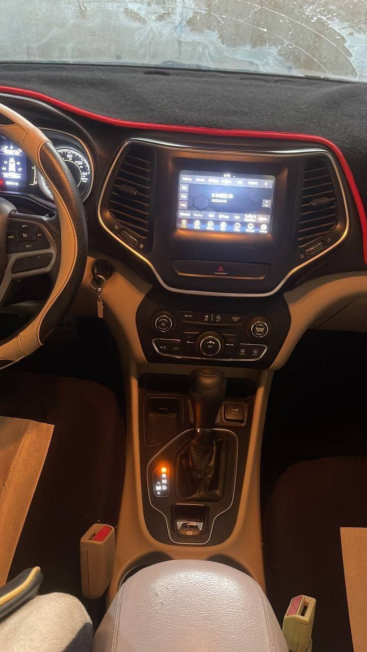 السلام عليكم
جيب لاتيتيود بزون موديل 2019 وارد امريكي 
مكينه كير تبريد جاهزه صور الحادث مرفقه ويه الصور 
العنوان البصره كرمة علي 
***********
