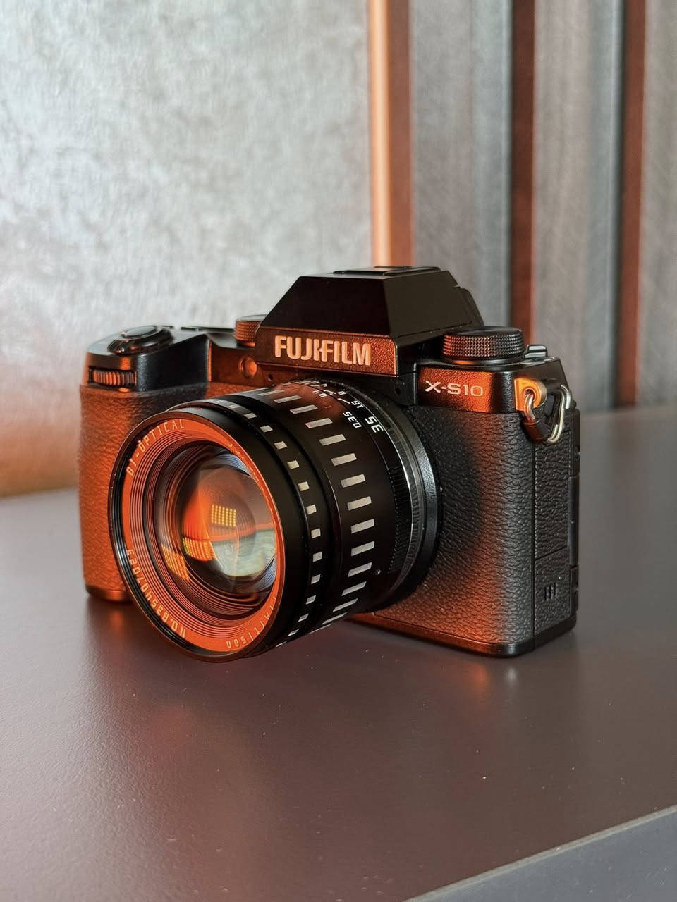 للبيع كاميرا Fujifilm X-S10 نظيفة جداً شترها 300 صوره فقط
المواصفات والملحقات:
1.الكاميرا: فوجي X-S10، الكاميرا بيهه مانع اهتزاز داخلي (IBIS) كلش قوي، تفيد هواية للي يصورون فيديوهات سينمائية وصور فوتوغراف بوضوح عالي وبدون رجفة.
2. العدسة: TTArtisan 35mm f/0.95، هذي العدسة فتحتها كلش واسعة، تنطيك عزل للخلفية (بوكيه) يجنن وأداء ممتاز بالأماكن اللي إضاءتها ضعيفة.
3. الأدبتر: يجي وياهه محول لعدسات الكانون، يعني تكدر تشد عليهه أي عدسة كانون عندك وتشتغل طبيعي وتستفاد من خيارات أكثر بالعدسات.
الكاميرا والعدسة والقطع الملحقة كلهن نظيفات واستخدامهن مرتب

السعر مليون


**إذا كنت صاحب هذا الإعلان وتريد حذفه لأي سبب، رجاءا أرسل رسالة إلى الدعم الفني**