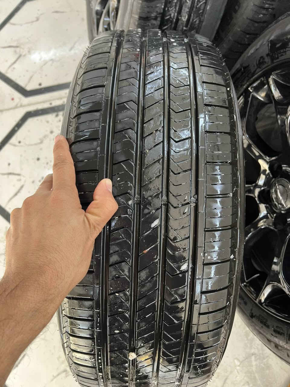 ويل 18 اسود عنكبوت جديد كلش زلغ مابي مكفول من كلشي معا تخم تاير زوج جديد كلش بعد ماماشي انتاج 25
وزوج الثاني نص عمر  قياس 225/60
لبيع او مواوس بعشرين  مكاني البصره القرنه 
***********
