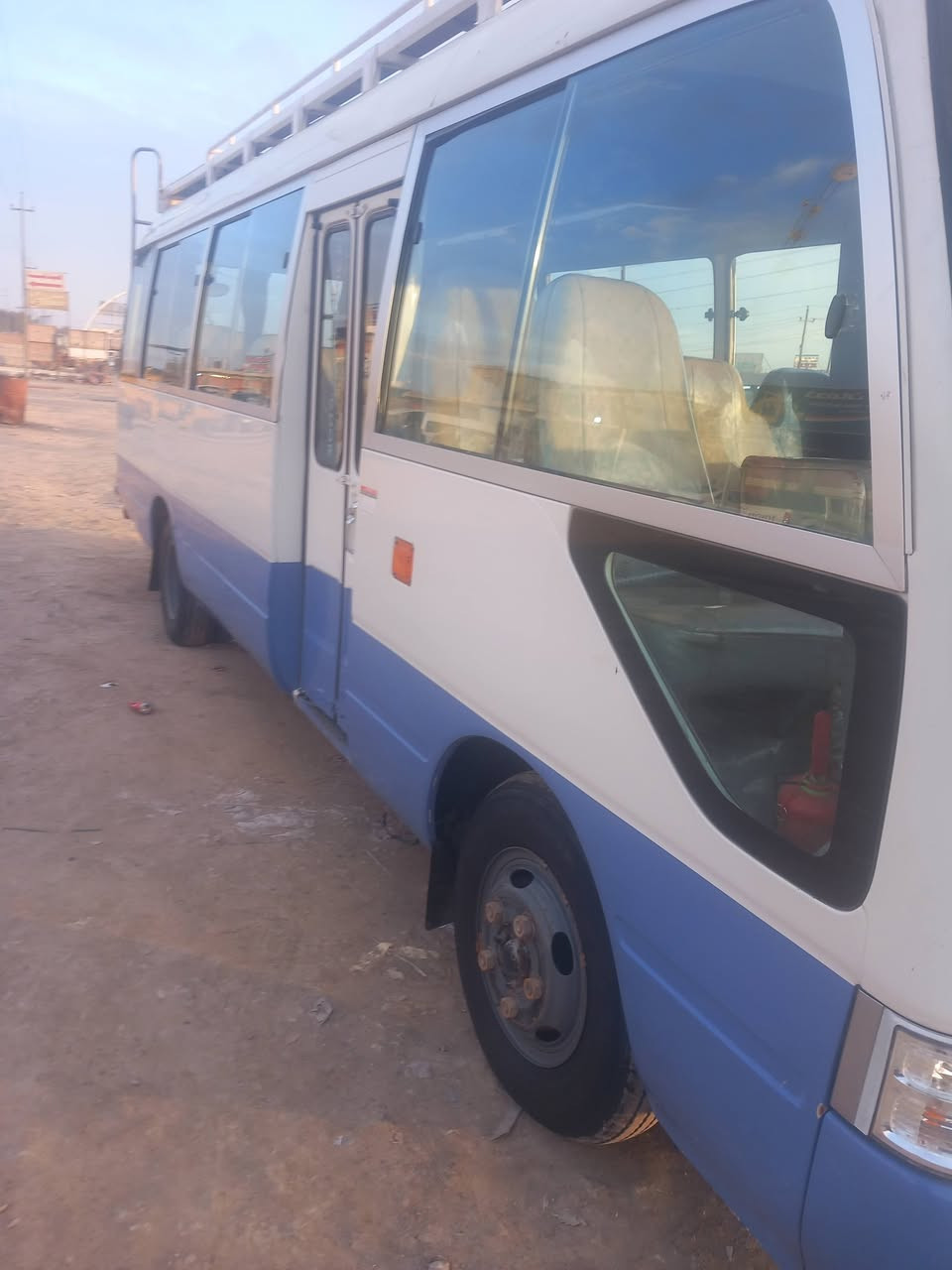 السلام عليكم كوستر للبيع ٢٠٠٩ بيهه قطعتين صبغ صغار والباقي كفاله. فاتح اربع وياله تدفئه وتبريد كله جديد مكينه وكير واكسل وحداديه كفاله مدوشمه ونايلون قلاب استاركس. سله وحاكيه بلادي سيبايه ودرع ودرج كاملات .... سعرها ٢٦٠ وبيهه قليل للشراي  مكانهه بغدا***********
