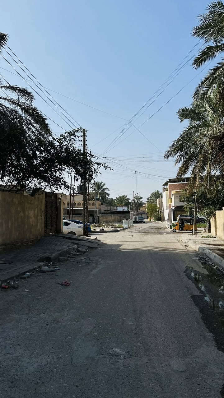 قطعة ارض للبيع في مركز البصرة منطقة حي المعلمين قرب تقاطع مستشفى الجمهوري مقابيل مركز شرطة البصرة يبعد عن شارع بصره عشار 100 متر المساحة الكلية للقطعة 533 متر والواجهة 17 متر موقع جدا مميز والمساحة حلوه سعر المتر 12 ورقة |للأستفسار *********** |#زين_المنصوري
