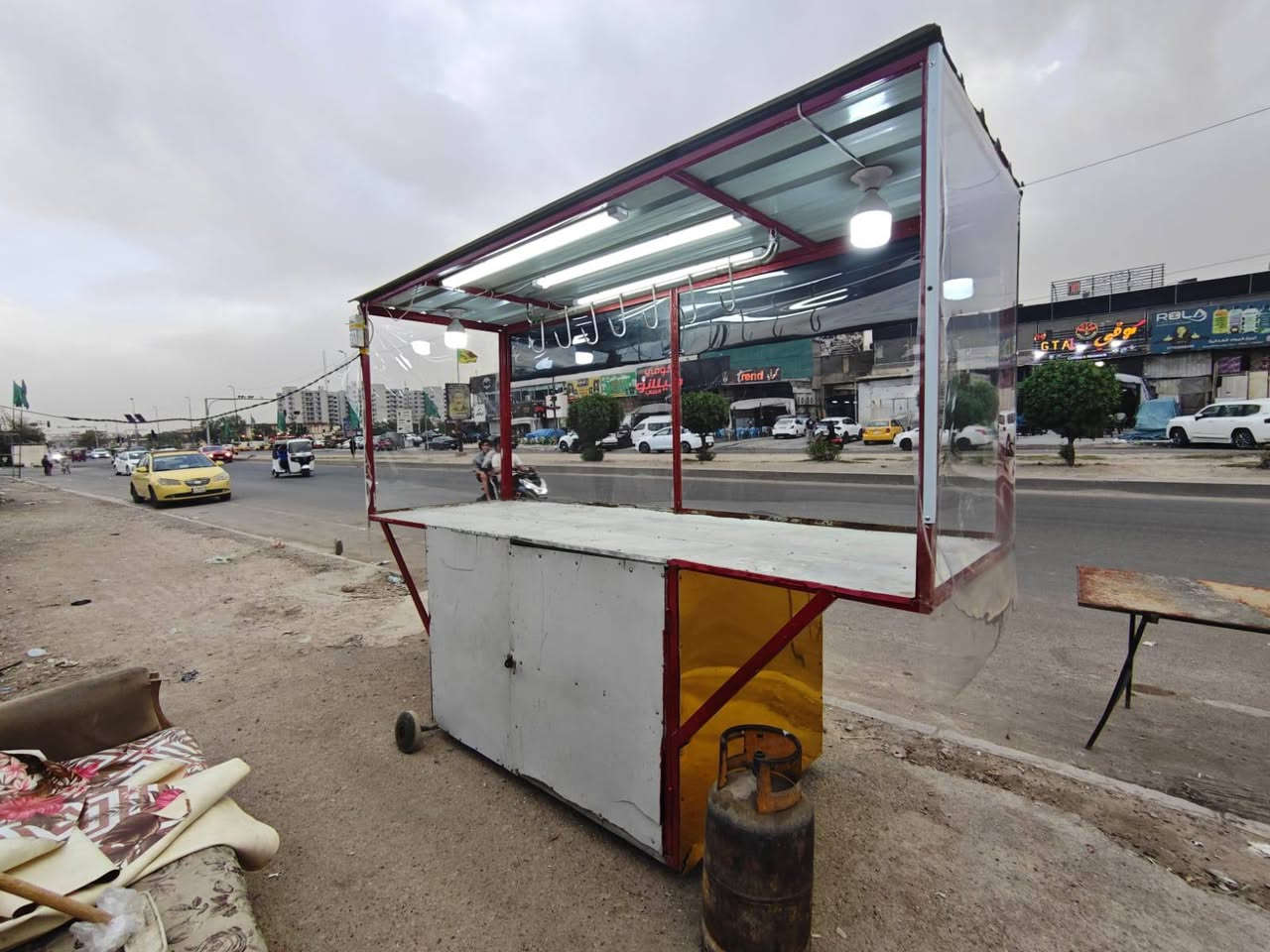 عربانة للبيع تصلح للكباب و تكدر تسويها لبلبي وتكدر تسويها عصاير عرض 3متر و ارتفاع 2متر حجم كبير  
مكاني البلديات تقاطع المرور 
السعر 500
رقمي ***********
