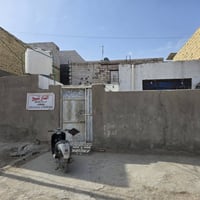 بيت للبيع على شارع عشرين ٢٠٠ متر عكاده يحتوي على استقبال ومطبخ وصاله و...