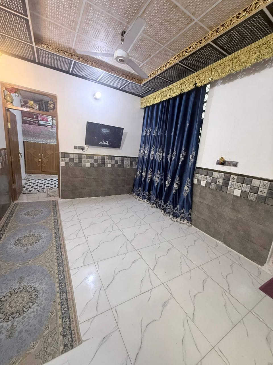 السلام عليكم 
دار 100م للبيع
طابق واحد بناء جديد 
خدمات كاملة 
تبليط مدارس سوك قريب 
موقع البيت حولي قرب شارع جامعة الكفيل 
مقابل مجمع السلام 

السعر 80

***********

