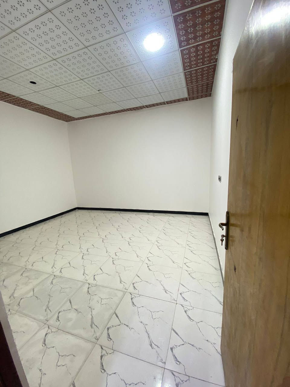 متاح بيت 200 متر كامل وجاهز بناء2024 غرفتين وصاله وستقبال حديقة كراج البيت كلش بنائه حلو ومرتب ماء كهرباء خط مولد خط انترنت ضوي العنوان بصرة الجزيره منطقة الصقر شارع الملعب التواصل وتساب او اتصال واني بالخدمة ***********المندوب ابوفاطمة السعر 90 وبي مجال الشراي
