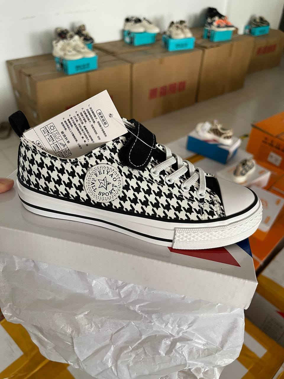 يا الله احذية سعررر 4000فقط 
كاملة القياسات و الالوان 
قياسات من 18 إلى 37 
اقل كمية للبيع 5000 زوج الان الكميه هواي 
مستوى الجودة : عالي الجودة 
مستوى النظافة : 100%‎
ملاحظة : لا يوجد  
  بدون علبه
وطلب مسبق  
  واكو الوان وموديلات بعد لي يحب يتفضل علخاص


**إذا كنت صاحب هذا الإعلان وتريد حذفه لأي سبب، رجاءا أرسل رسالة إلى الدعم الفني**