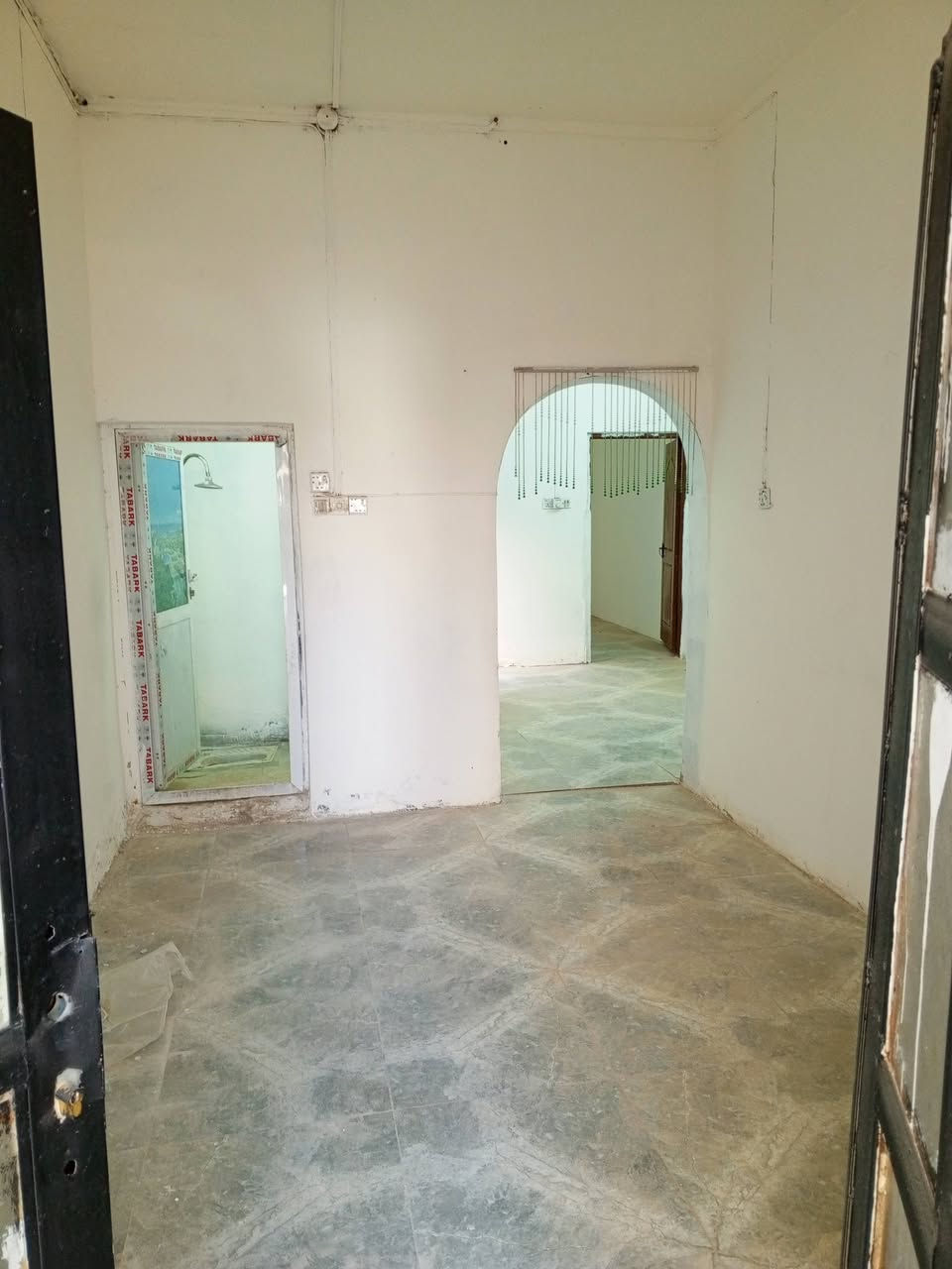 اللهم صلي على محمد وال محمد الطيبين الطاهرين دار للبيع النجف الاشرف شارع المطار القديم خلف مجمع الكوثر الطبي يحتوي على غرفه وصاله ومطبخ واستقبال وحمام داخل وخارج كاشي سيراميك صب كونكريت الاساس سقف عكاده تشاريف مطبك السطح المساحه الكليه 100متر بلاش بلاش بلاش بلاش 25مع المجال للاستفسار الاتصال او المراسله على الخاص ***********. يبعد عن الشارع الرئيسي 70متر موقع جدا جدا رائع بل عافيه على إلي يصير من نصيبه مشمول بل تمليك
