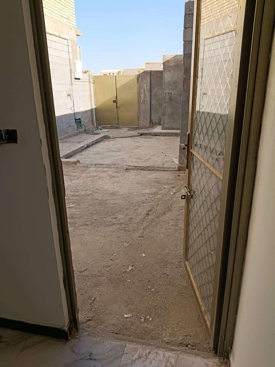 دارطابو صرف المساحة100مترباسمي البناء عبارة عن مشتمل غرفة نوم و مطبخ وحمام داخلي كبير وحمام خارجية وممر ومنور وخدمات صحية ماء  ومجاري وكهرباء دفن الأرضية بورسليين السقف صب كونكريت مسلح الرباط والبتلو كونكريت / كربلاء حي الجهاد أول فلكه شارع الصب خلف.   المستشفى الصيني ***********/0780328315للشراب.السعر70سبعين مليون مع المجال أقول مع المجال
