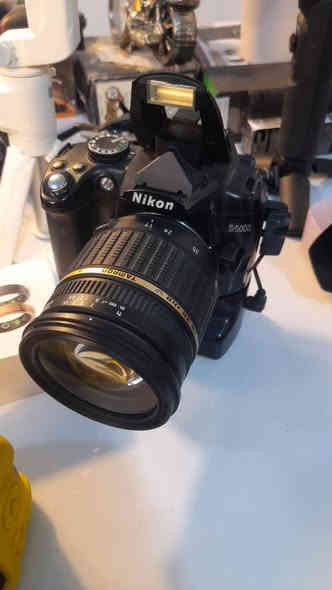 سلام عليكم  كامره للبيع نيكون 5000D مستعمل نضيفه السعر 250  معه جميع ملحقاته جنطه معه رام  وناقل للصور  استفسار ***********
