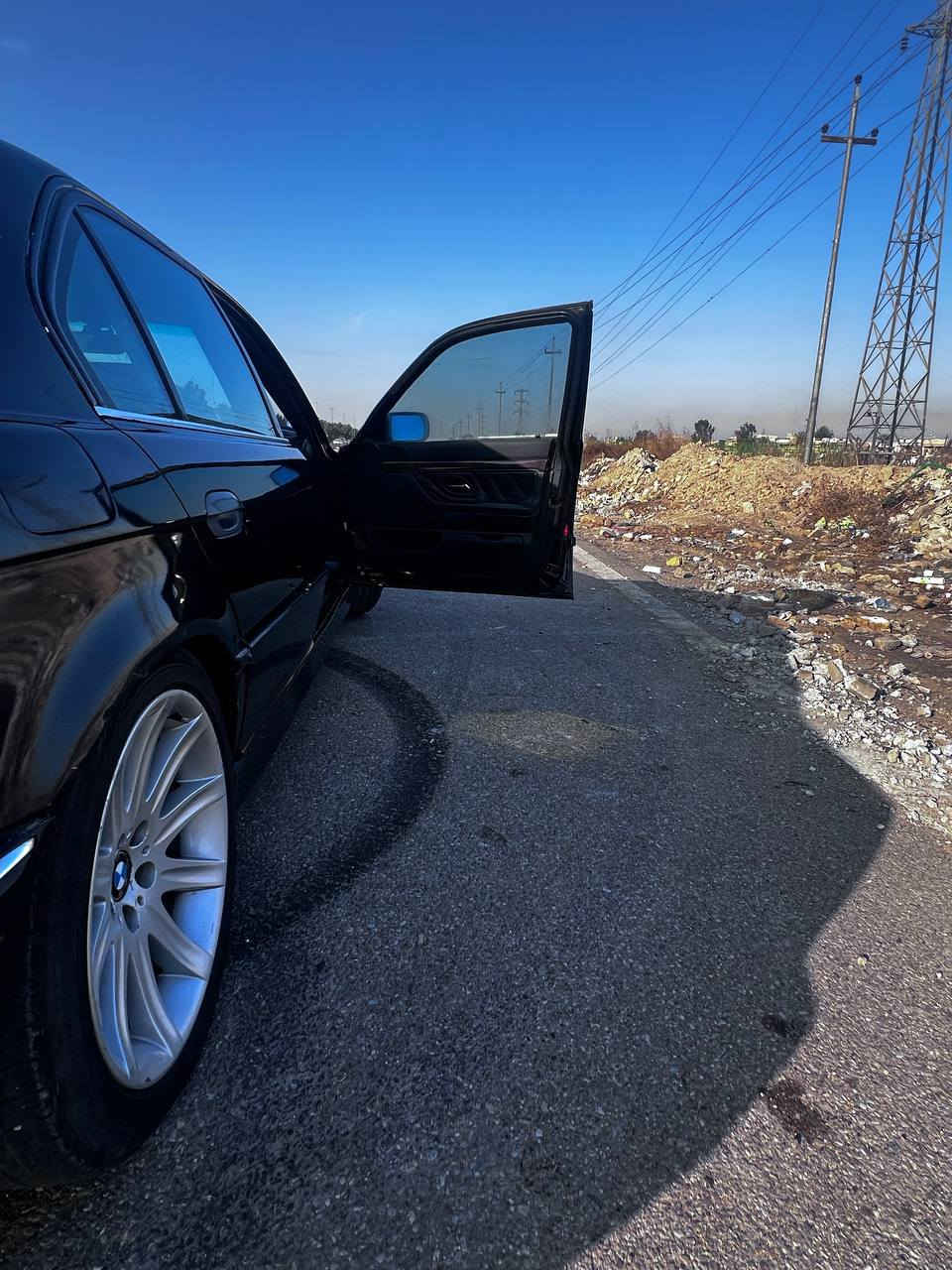 السلام عليكم  اخوان بي ام خفاش للبيع
موديل 2000 اصل 750//الي بيها حاليا 44هوه
السيارة في اي بي مواصفات 
يدات باب لد داخل خارج
فتحه 
دبل جام 
خمس بردات
برده خلفيه كهرباء
ميز طعام
مرايه قلاب بل كشن
ضهر كسار 
تليفون امامي خلفي
صندوك شفط
جكات خلفيه
لايت زنون اصلي يعني بليل نهار 
رقم الماني بسمي يعني التحويل ثاني يوم
ويل كب باخره حجم 19
لارج باب طويل 
نظام رئاسي
هاتف ***********
السعر75محتاج بي فقط بدون مراوس
