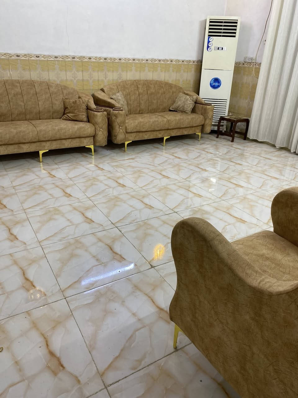 الدار للبيع 
بيت في مدينة الصدر قطاع 23 مساحتة 110 
واجهتة 10 مسلح طابقين بناء كامل 
للاستفسار ***********
