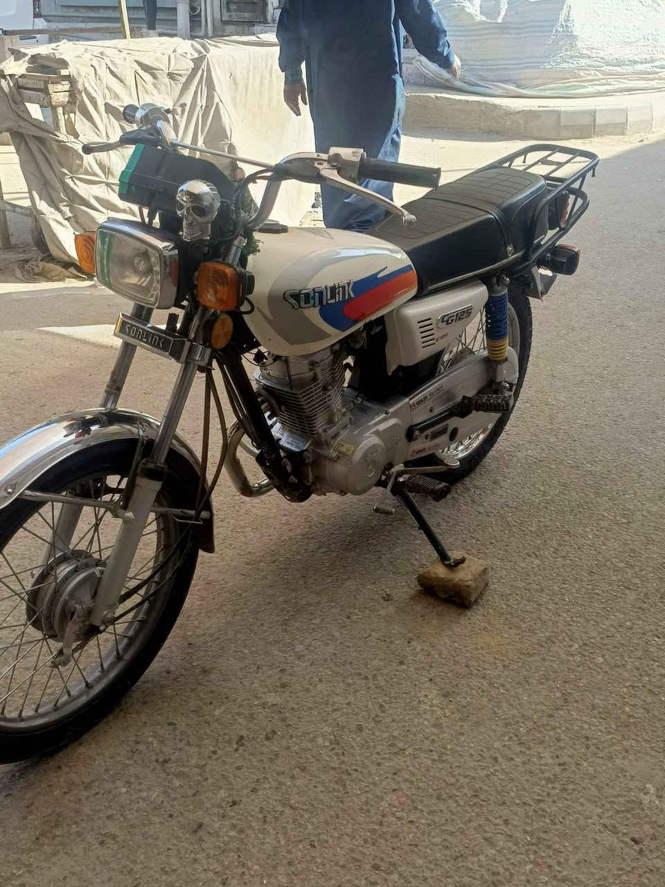 سلام عليكم دراجه للبيع اوراق موديل اربع وعشرين محرك مكفول المكان الحمزه الغربي السعر (650) وبيه مجال الرقم ***********
