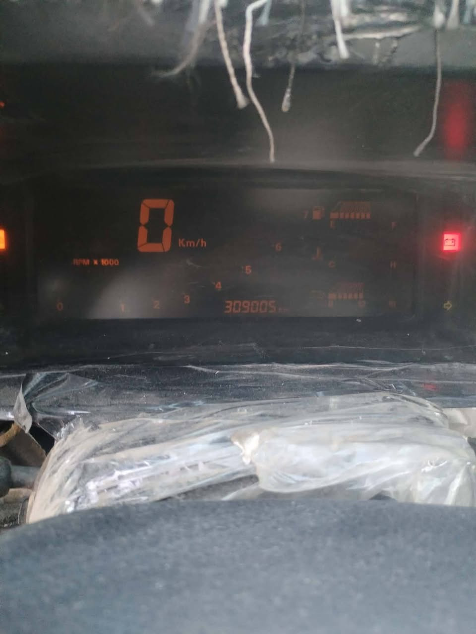 السلام عليكم
للبيع 
دايو المنز 
رقم فحص موقت كركوك 
سنويه بيضه 
محرك يدخن 
كير عادي 
كهربائات كلها شغاله 
تايرات نص عمر 
صدر نضيف 
سعر 13وبيها مجال 
***********
مكان السياره الحويجه
