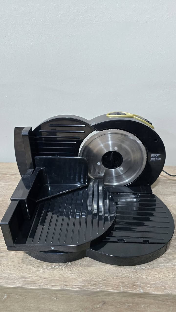 هذا الجهاز هو قطاعة طعام كهربائية من ماركة بيترا (Petra)، وتستخدم لتقطيع اللحوم، الأجبان، والخبز. 
للتواصل ***********
