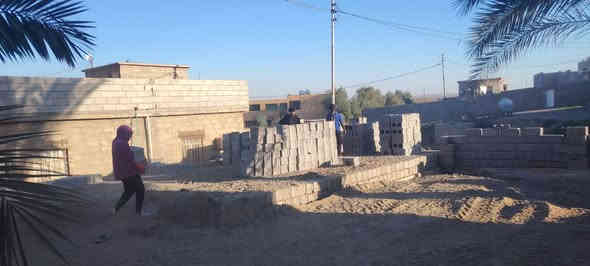 السلام عليكم كادر بناء وتسليح حديد وفرش حجر وتصعيد بلوك فرش التراب وتأسيس مجاري وتأسيس كهرباء وصبق خابر ***********
