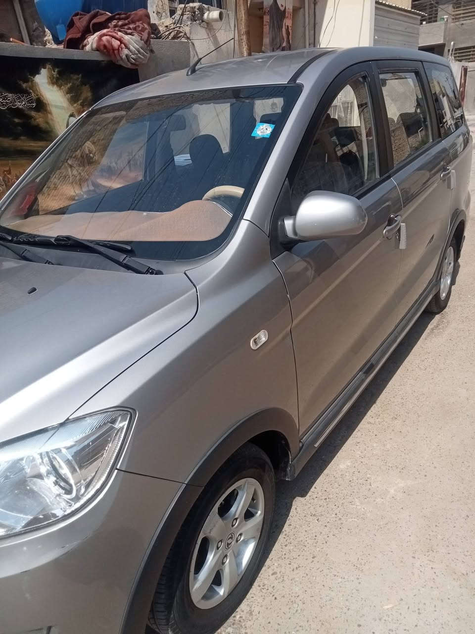 دونغ فنغ كلوري موديل ٢٠٢٠ بسمي سيارة بلاد بيه بارد بالصندوك بسمي ٧ راكب كير عادي محرك ١٥٠٠ متسوبيشي بلاد دبل في في تي تبريد قطعتين ماشية ٦١ الف اكسل خلفي السعر ٨٠$ وبيه مجال حي اور ***********
