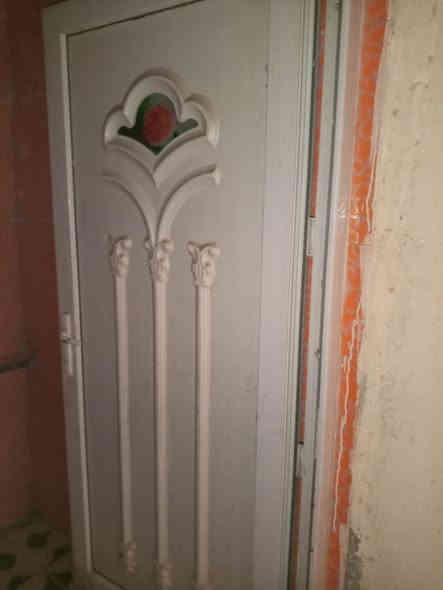 سلام عليكم سندويش وباب غرافه خشب جديده وسقوف ثانويه جديد  باب حمام البيع بكاني زعفرانيه رقم ***********
