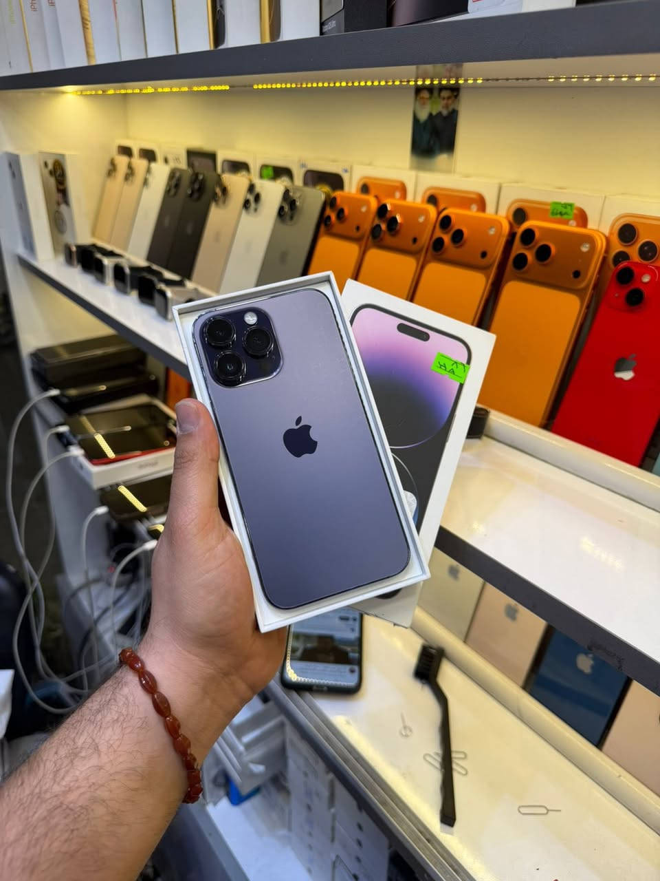 ايفون 14 برو ماكس 
ذاكرتة 256 بطارية 🔋 86 
عربي شرق اوسط ماستر 
مكفول بلادي كل ملحقاتة بلادية 
للبيع او مراوس مكاني النجف 
***********
شعندك جهاز نشتري دزةة خاص او واتساب
