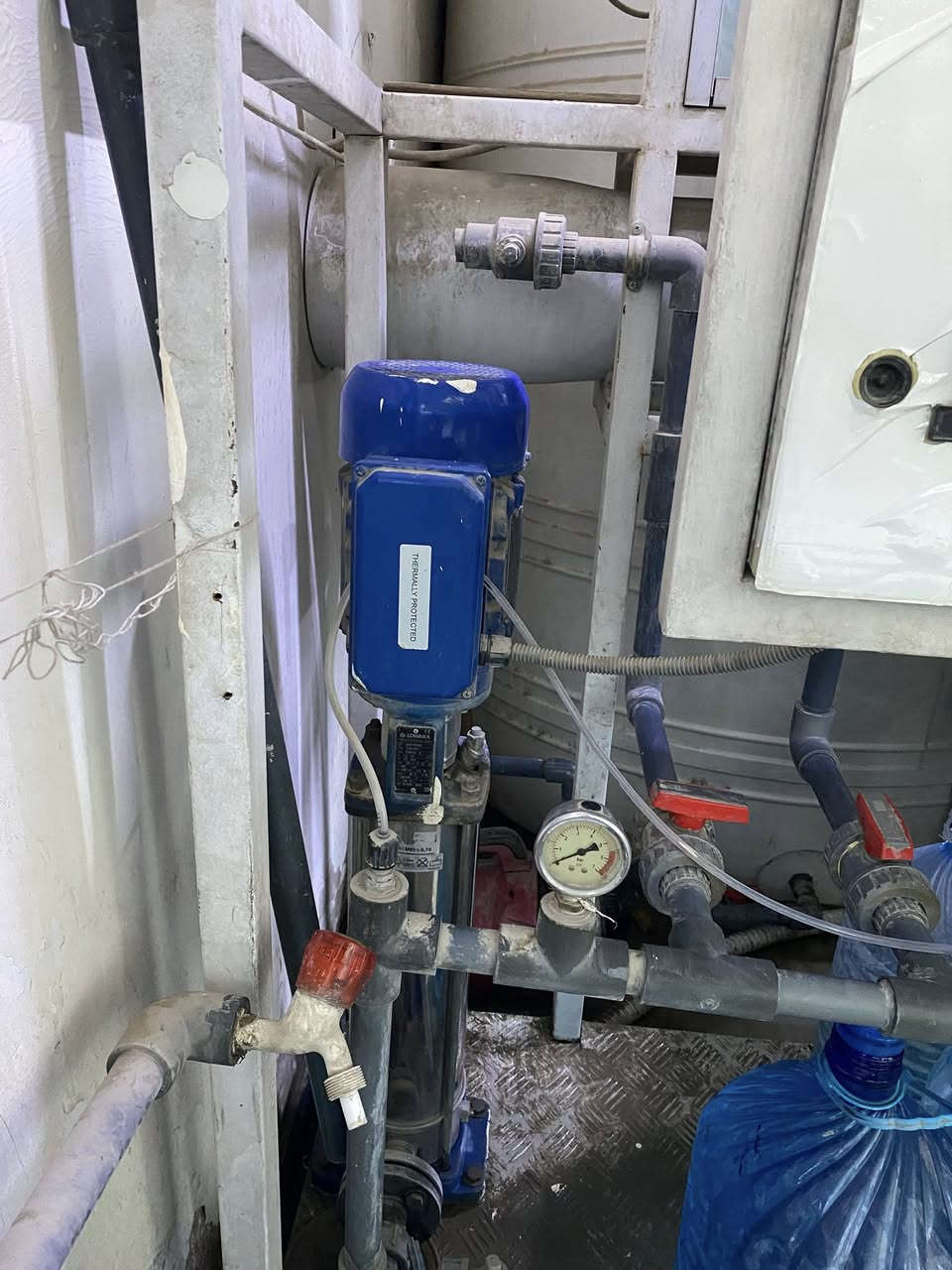 السلام عليكم
من رخصة صاحب الكروب 
المحطه متكامله مع البلجرات 
و الغسل العكسي  
محطه للبيع ام الف لتر
المنبرين جديد امريكي املاح 4
مع تانكيات( عدد 2 ) 5.500 لتر خمسة آلاف و خمسمائة لتر سعودي 
 البدائي و العامودي  ماطورات  ايطاليه
مع ماطور اساله مع ميز ترس الدبات 
السعر يتم بعد الفحص والمشاهده  والشراي يتصل 
سبب البيع عدم التفرغ  
مكاني بغداد الحرية قرب ساحة عدن
غير متواجد على الفيس 
الاتصال على الرقمين التاليه

0790 120 817

الاتصال على الواتساب 

‭      0771 788 3797‬
