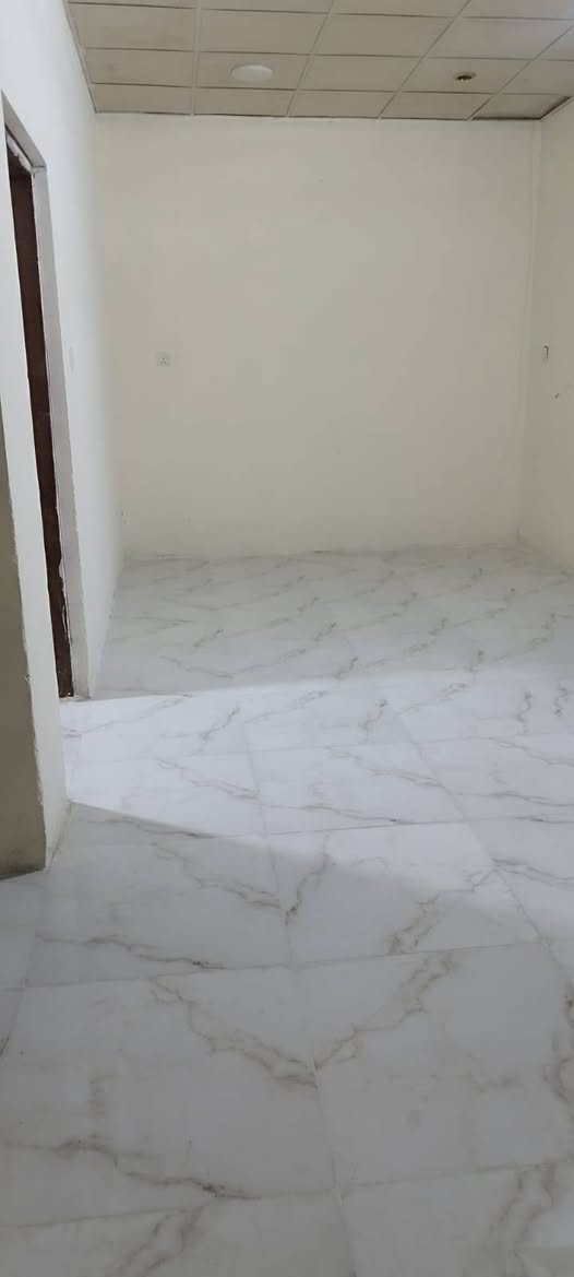 دار للبيع المساحة 100متر
8*12.5 بناء طابوق والسقف مسلح
في ملحق الزيتون المعملجي خلف مدارس العميد يبعد 3 كيلومتر عن الامام يحتوي على استقبال وصاله وغرفة نوم ومطبخ وصحيات داخلية وخارجية 
عرض الشارع 6متر صب 
خدمات كاملة ماء ومجاري وكهرباء 3 فيز محولة جديدة للشارع
للاستفسار الاتصال على الأرقام التالية:
***********
***********
