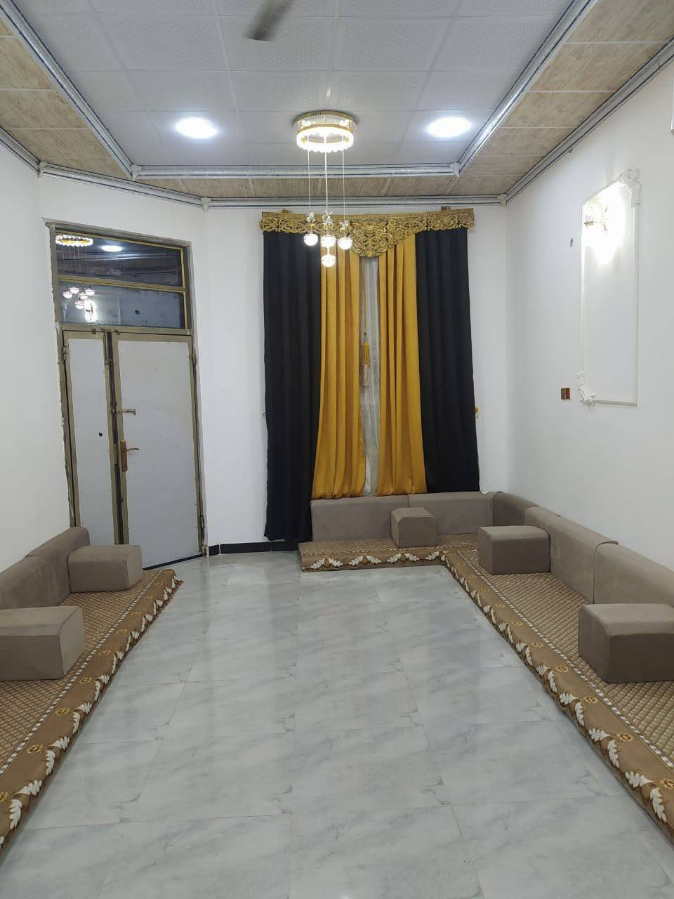 بيت لبيع باحمدان قرب جامع فاطمه مساحه البيت 200السعر 88وبي مجال لتواصل ***********
