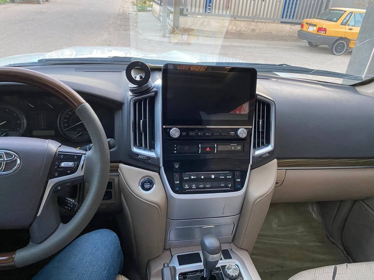 لاندكروزر
موديل 15محدث 21
جي اكس آر. 
كير مكينه مكفول
 السعر 260 بيه مجال 
***********
