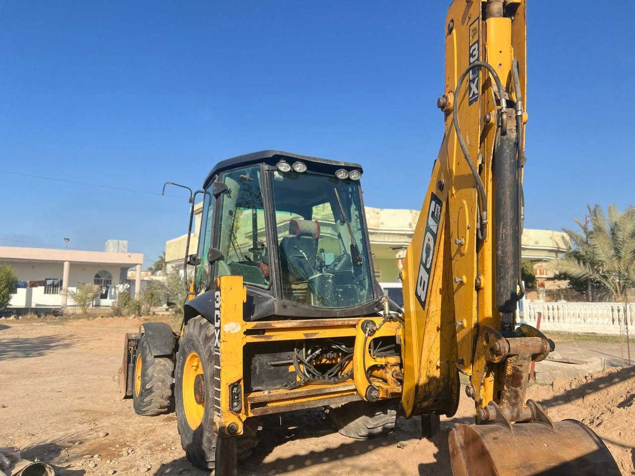 جسي بي البيع ٢٠١٣ فول مواصفات  مشتغله ١٤ الف ساعه   ***********
