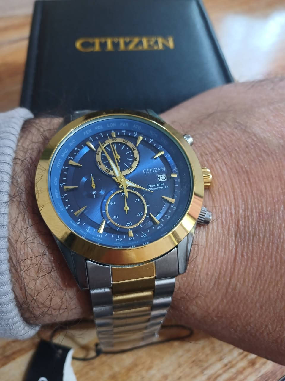 ساعه باله ستيزن كوارتز  سناتر شغاله وزن ثقيل لون مميز ونادر  توجد قطعه وحده فقط بالعافيه الي ياخذها
السعر 35 الف مع التوصيل مع علبته الاصليه 

المواصفات التقنية للساعة:
نوع الحركة: تعمل بتقنية إيكو درايف (Eco-Drive)، مما يعني أنها تُشحن عن طريق أي مصدر ضوئي ولا تحتاج لتغيير البطارية.
المادة: مصنوعة من الفولاذ المقاوم للصدأ (Stainless Steel) بتصميم يجمع بين اللونين الفضي والذهبي (Two-Tone).
المينا: تأتي بمينا باللون الأزرق مع ثلاثة عدادات فرعية (كرونوغراف) وشاشة لعرض التاريخ.
الزجاج: زجاج كريستال مقاوم للخدش.
مقاومة الماء: مقاومة للماء حتى عمق 100 متر (10 بار).


**إذا كنت صاحب هذا الإعلان وتريد حذفه لأي سبب، رجاءا أرسل رسالة إلى الدعم الفني**