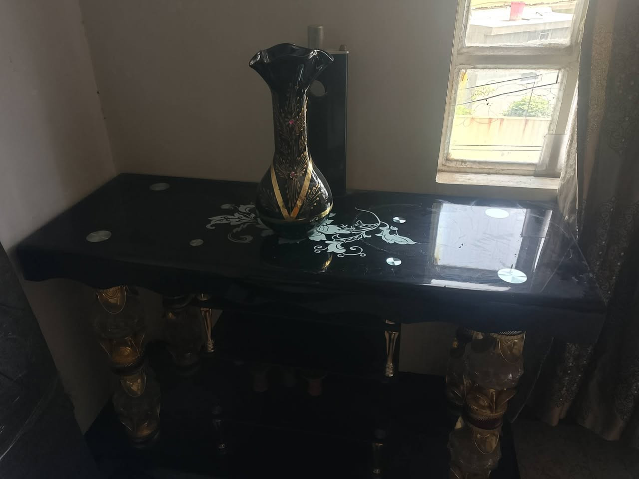 ميز تليفزيون للبيع السعر 40 للاستفسار اتصال عل الرقم التالي ***********
