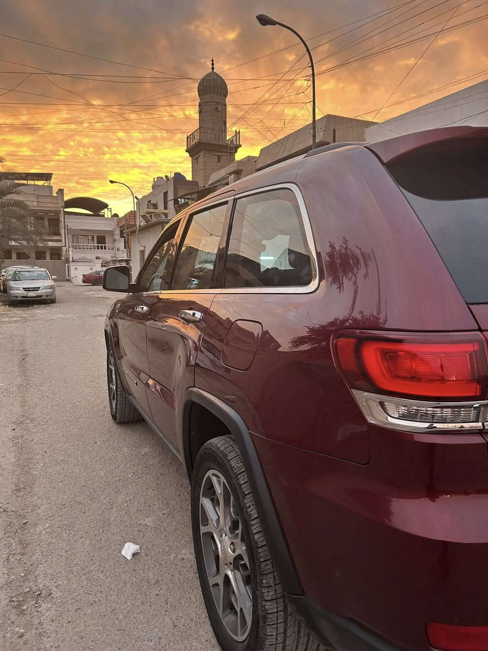 سلام عليكم 
جيب كراند شيروكي 2022
Limited
فول مواصفات عدا الجك 
وارد امريكي ماشيه 51الف ميل 
ماشيه بامريكا 38 الف ممشاها بل عراق قليل حادثها جامرلوغ ايسر وباب سائق 
المواصفات 
:
‌‎*رادار امامي وجانبي 
‌‎* نقطة عمياء .
‌‎*داخل جلد 
  دفع رباعي .4x4 . 
‌‎* فرش المقاعد من الجلد . 
‌‎*صف المقاعد الأمامية كهربائية .
‌‎* ذاكرة لحفظ وضعيات الجلوس . 
‌‎* صف المقاعد الأمامية مع تدفئة . 
‌‎* صف المقاعد الخلفية مع تدفئة . 
‌‎* ويل قياس 20 انج .
‌‎* مقود السائق كهربائي . 
‌‎* تدفئة ستيرن . 
‌‎* سقف بانوراما .
‌‎* شاشه كبيرة 8.4 انج .
‌‎* نظام الملاحة (GPS) . 
‌‎* نظام خاص للطرق الوعرة . 
‌‎* مصابيح امامية زنون . 
‌‎* المصابيح الأمامية مع LED لايت . 
‌‎* كشافات ضباب بروجكتر زنون . 
‌‎* تشغيل عن بعد .
‌‎* صندوق كهربائي .
‌‎*  حساسات أمامية . 
‌‎*  حساسات خلفية .
‌‎* كاميرا خلفية .
‌‎* بخاخ ماء لتنظيف المصابيح الامامية .
‌‎* مرايا بخاصية التعتيم الذاتي . 
‌‎* مرايا جانبية قابلة للطي . 
‌‎* بلوتوث تلفون . 
‌‎* محدد سرعة . 
‌‎* نظام تشغيل واطفاء اوتماتيكي للمحرك للتوفير من صرف الوقود . ( Auto Start System ) .
‌‎* نظام بريك اوتماتيكي ( Auto Break System ) .
‌‎السعر 275ورقه 
للتواصل الرقم ***********
