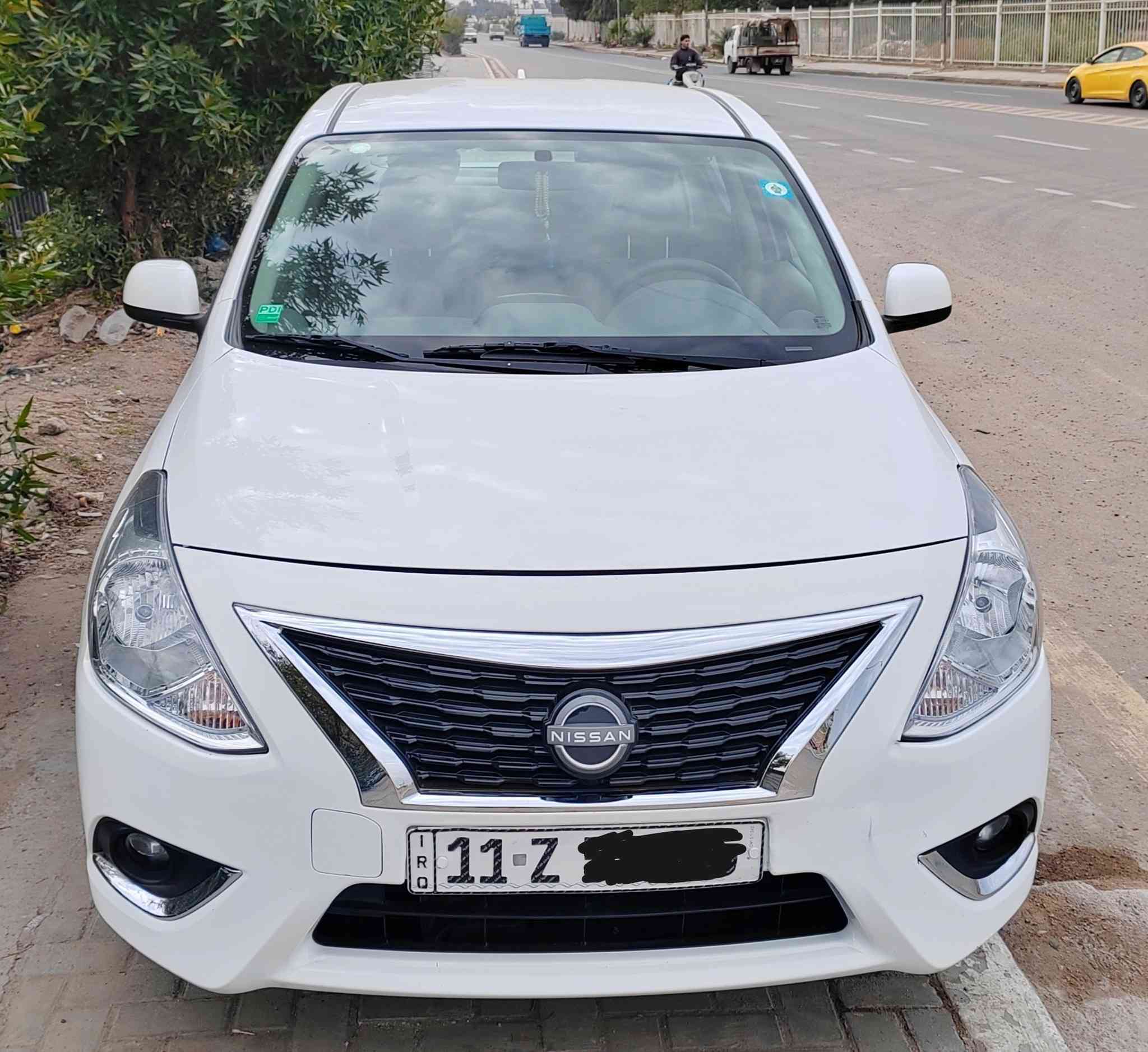 السلام عليكم، نيسان صني هندي موديل 2024، رقم بغداد، ضمان شركة 3 سنوات أو 100 ألف كيلومتر. السيارة ماشية 12 ألف كيلومتر، بحالة الزيرو وعلى وضع الشركة. دواخلها عامة، أرضية وجنطة وسقف، والإطار الاحتياطي لم يُستخدم. السيارة باسمي، تحويل مباشر وكفالة عامة. لا يوجد بها أي تبديل سوى باب السائق بسبب خدش، والباب القديم موجود وتستطيع أخذه مع السيارة. تم تبديل الزيت مرتين في الشركة ضمن الضمان. العنوان: بغداد، الشعلة، الرحمانية. السعر 133 وبها مجال بسيط. رقم ***********
