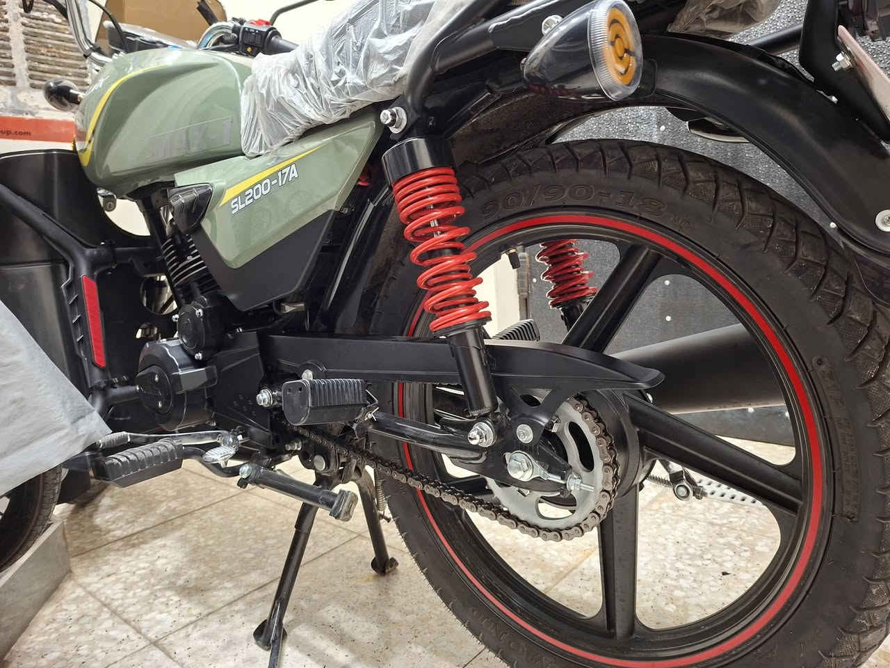 سونلنك ماكس موديل 26 اوراق سكنر
مكينه ٢٠٠
زيرو ماشيه الف و٣٥٠
جديدة كلش وما مشتغله دلفري ابد
شادلها صندوك ودرع للرجل ودرع للمكينه
رايدها مليون و ١٥٠ مجال بسيط
مكاني بغداد الحسينية وتوصيل موجود
***********
