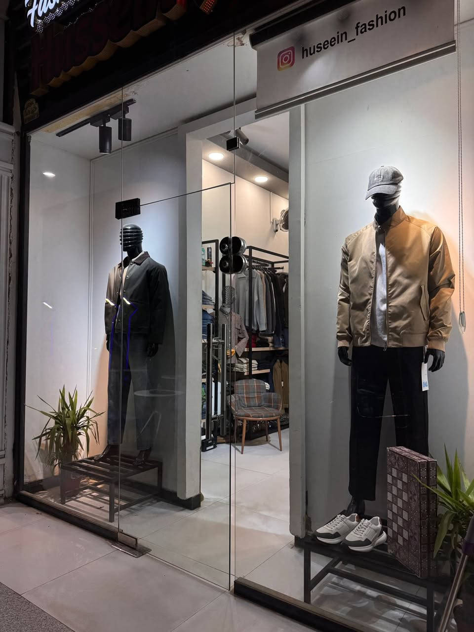 السلام عليكم شباب
ديكور للبيع كامل حديد تركي + رفوف 
النظافة 100‎%‎
+ مليكانات عدد 4 نظافة 90‎%‎ 
+ ميز وكراسي 
+ تعلاكة اكثر من 200 قطعة 
+ تعلاكة بنطرون 
+ ستاند ملابس طول متر ونص

للاستفسار الاتصال بالرقم التالي فقط 
*********** 
او المراسلة واتساب :
