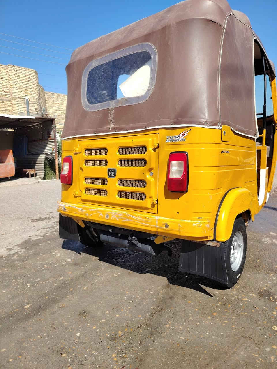 سلام عليكم تكتك للبيع موديل 20 سنوية مكفولة كفالة ماعدة بارد شوية مضح بل صورة شراي علئ رقم *********** مكاني المجر الكبير
