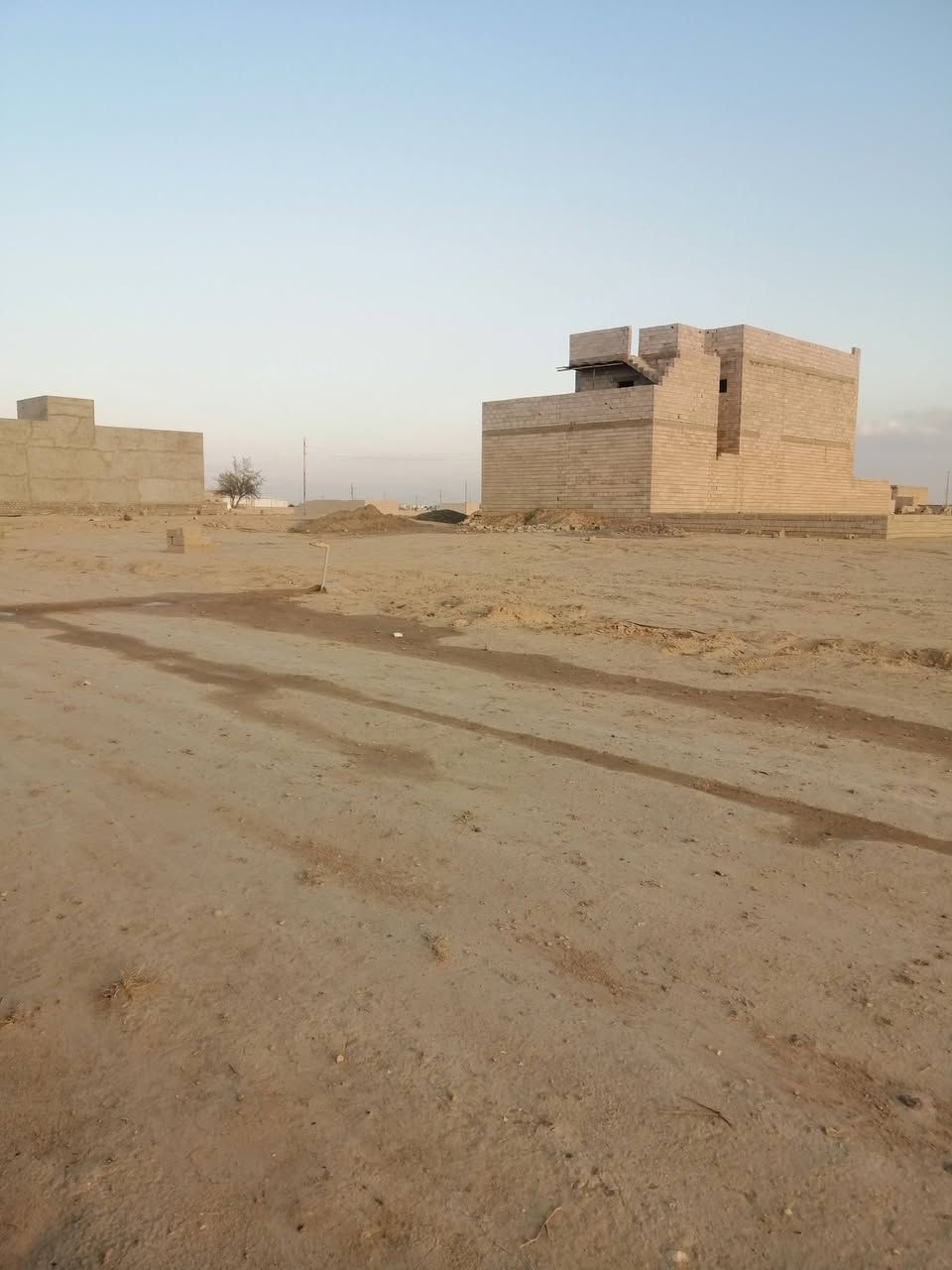 السلام عليكم
للبيع قطع أراضي سكنيه زراعي

 تقسيم هندسي الشارع 10متر

المكان قرب سيطرة الأقواس خلف شركة التونسا

 تبعد عن الشارع العام 700 متر 

 خدمات كامله ماء وكهرباء 

المساحه كل قطعه 300م 

واجه 12 نزال 25 

السعر كل قطعه 9 مليون نقد

للستفسار***********
