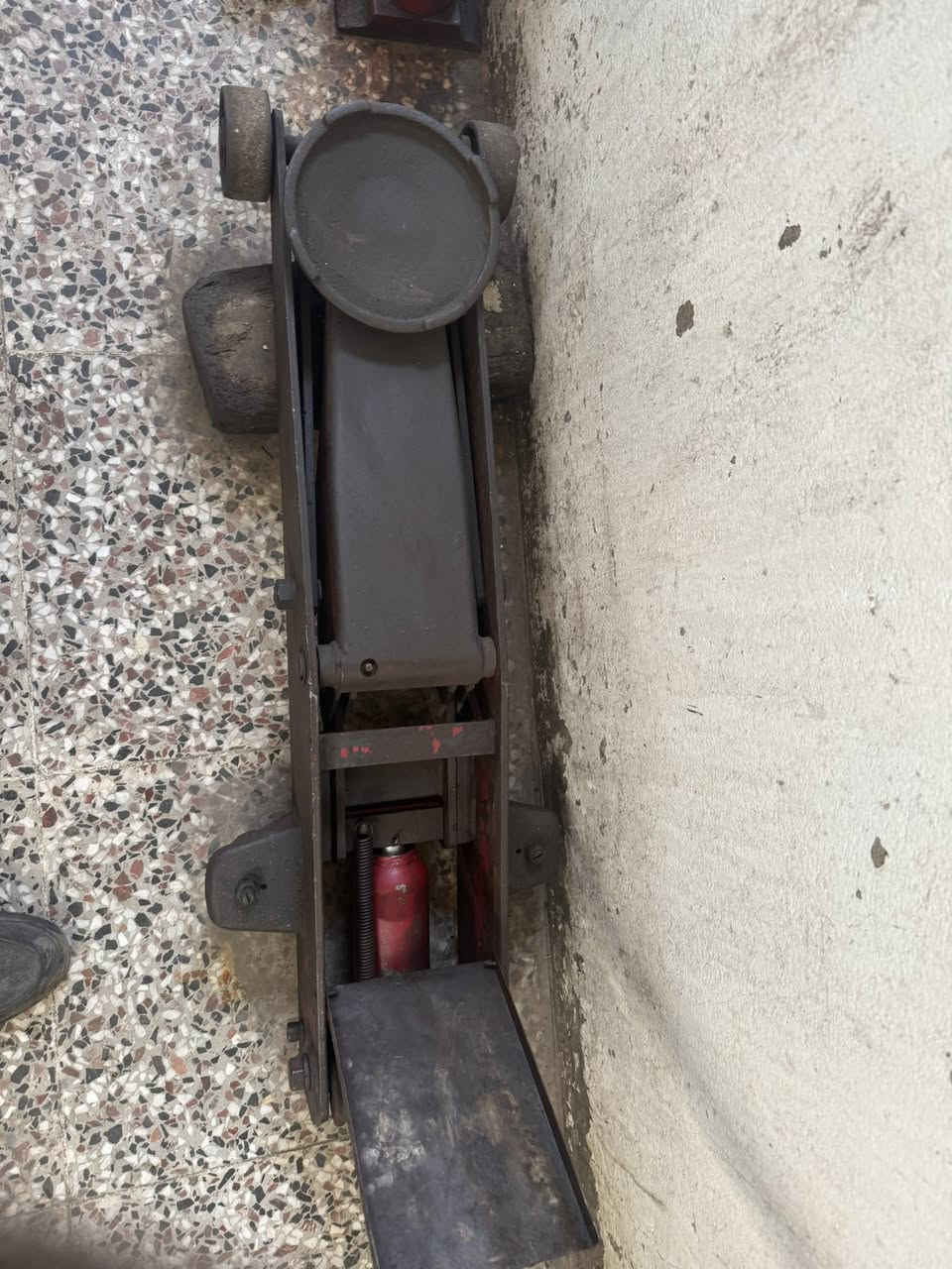 سلام عليكم جك 2 طن للبيع نوعيه اصليه من القديمات مو صيني 275 بيه مجال مكانه البياع حي الصناعي 
***********
